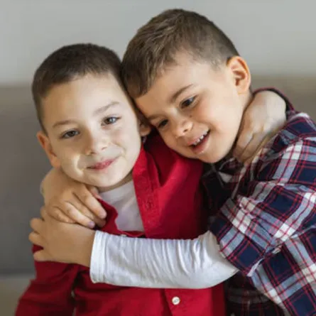 صورة تعبر عن حب الأشقاء