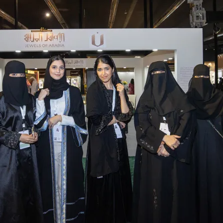 من خلال دعم مشاركة مبدعات «الجواهر العربية» في معرض المجوهرات السعودي الأميرة نورة الفيصل تستكمل مبادراتها لتمكين مجتمع التصميم في المملكة