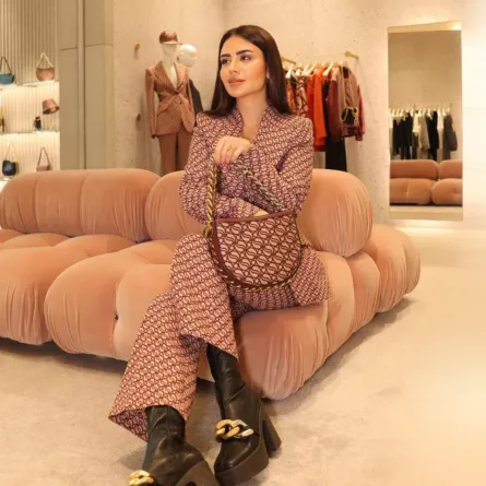 ديما الأسدي بجزمة باللون الأسود