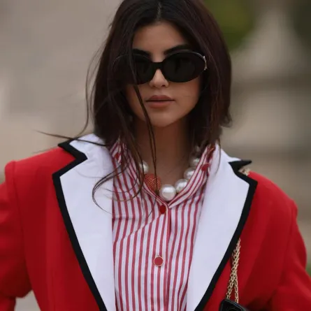 علا فرحات بنظارة شمسية باللون الأسود 