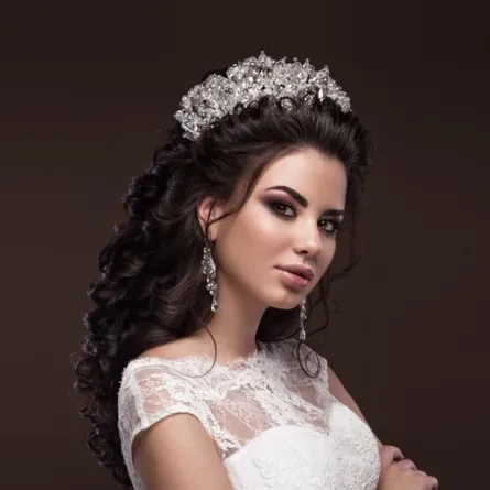 تسريحات شعر للعروس مع تاج 2023