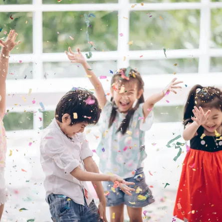 صورة لأطفال يمرحون