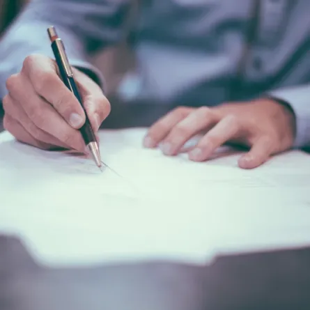 "قوى" هي المنصة المعتمدة لتوثيق عقود العمل في السعودية. الصورة من unsplash