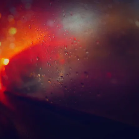 بخار الماء على زجاج السيارة