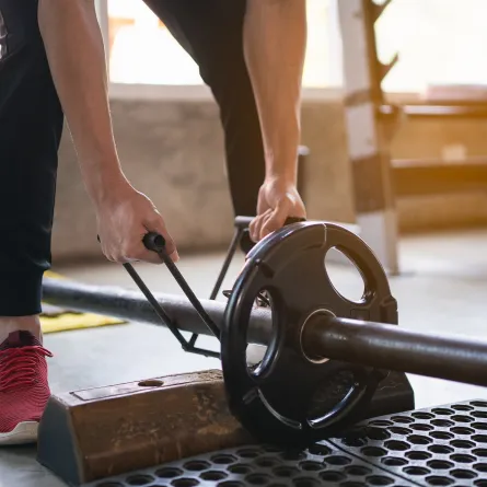 مسن يرفض التخلي عن روتين الجيم 