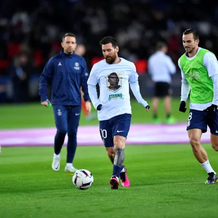 باريس سان جيرمان يكرم بيليه بلفتة مؤثرة تحت شعار "الخالد" - الصورة من موقع النادي الرسمي على الإنترنت