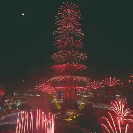 بالألعاب النارية وعروض الليزر.. برج خليفة يبهر العالم في احتفالات العام الجديد 2023 - الصورة من وام