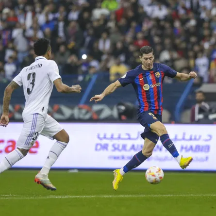 برشلونة يتوج بلقب بطل كأس السوبر الإسباني على حساب ريال مدريد بثلاثية نظيفة - الصورة من حساب وزارة الرياضة السعودية على تويتر