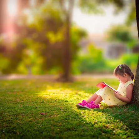 صورة لطفلة تقرأ