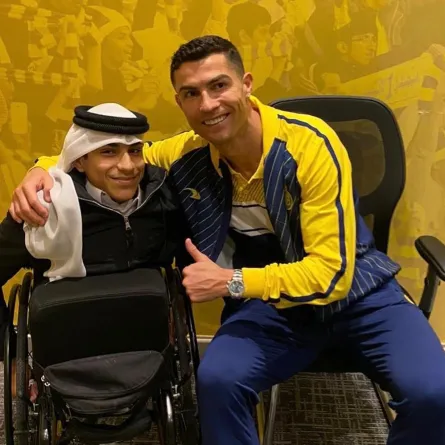 غانم المفتاح نجم حفل افتتاح كأس العالم 2022 يلتقي بـ"كريستيانو رونالدو" داخل قلعة النصر السعودي - الصورة من حساب المفتاح الرسمي على تويتر