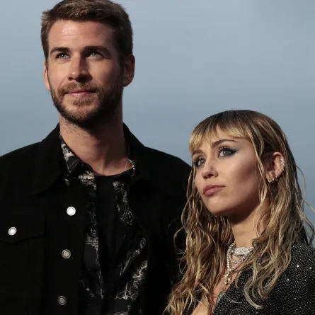  Miley Cyrus and husband Australian actor Liam Hemsworth arrive for the Saint Laurent Men's Spring-Summer 2020 runway show in Malibu, California, on June 6, 2019. Kyle GRILLOT / AFP