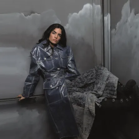 إطلالات بالألوان القوية والأساسية للشتاء 