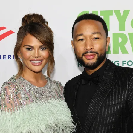  Chrissy Teigen and John Legend attend the 2022 City Harvest "Red Supper Club" Fundraising Gala at Cipriani 42nd Street on April 26, 2022 in New York City. Dia Dipasupil/Getty Images/AFP Dia Dipasupil / GETTY IMAGES NORTH AMERICA / Getty Images via AFP