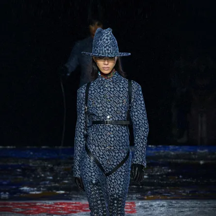 تنسيق الجمبسوت الضيّق لشتاء 2023 من تومي هيلفيغر Tommy Hilfiger