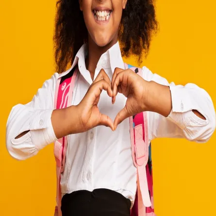 صورة لطفلة ترسم قلباً