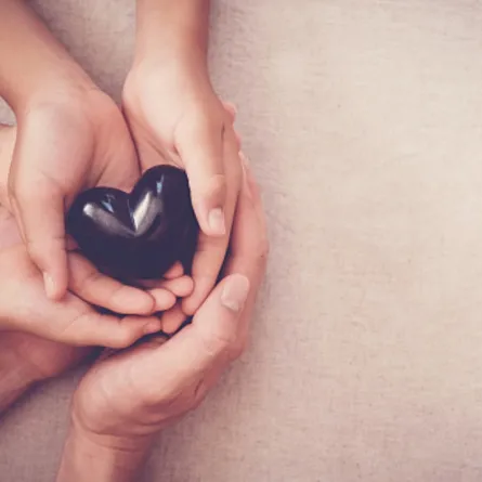 صورة تعبيرية عن أهمية الحفاظ على صحة قلب الطفل