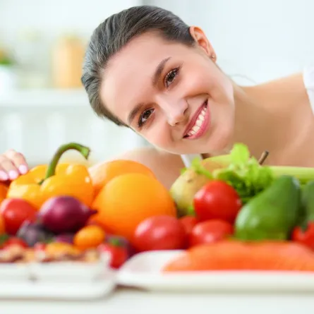 صورة لحامل ومجموعة من الفواكه والخضروات