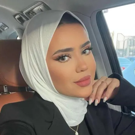 سارة الدهيم بالحجاب الكويتي-الصورة من حسابها على انستغرام