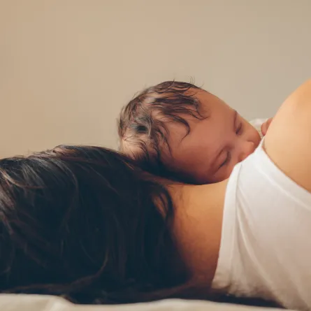 صورة لنوم المولود مع أمه