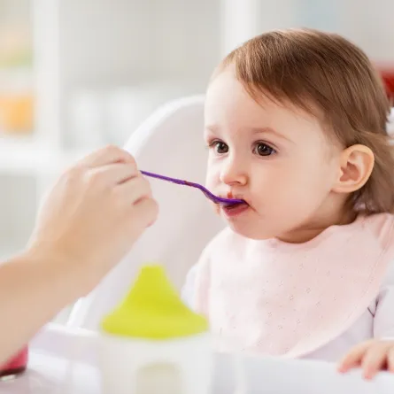 صورة لأم تطعم طفلها