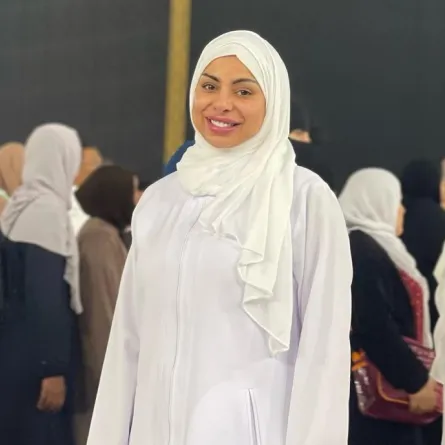 هند البلوشي  تؤدي مناسك العمرة - صورة من صفحتها على انستغرام