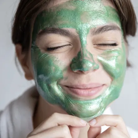 فوائد وأضرار ماسك الطين الأخضر للبشرة الدهنية