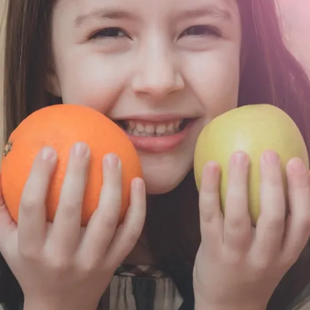 صورة لطفلة تحمل الفاكهة 