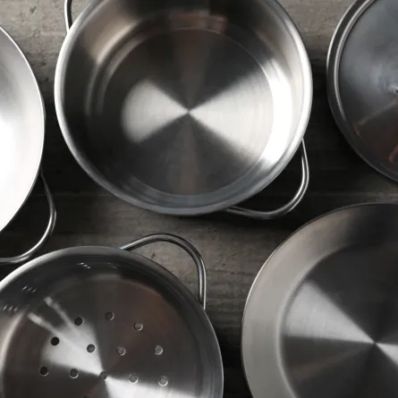 خطوات منزلية لنزع الطعام المحترق عن الأواني 