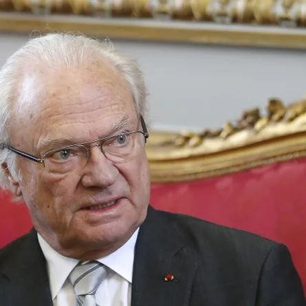 Sweden's King Carl XVI Gustaf poses prior to a lunch at the city hall in Toulouse, on December 4, 2014, AFP PHOTO/POOL/GUILLAUME HORCAJUELO GUILLAUME HORCAJUELO / POOL / AFP