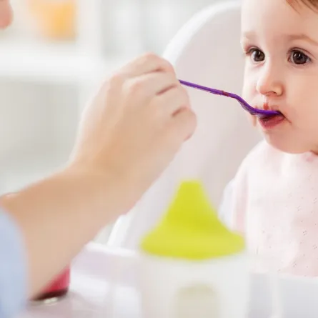 صورة لطفلة تتناول الطعام