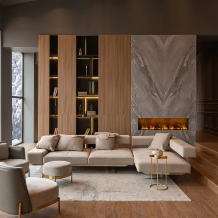 جاذبية الخشب المدمج بالرخام، في تلبيس الجدار الذي يحضن المدفأة  