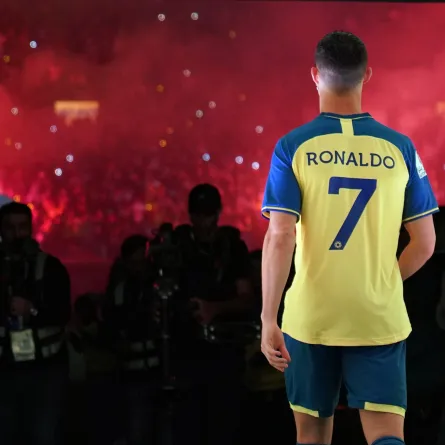 كريستيانو رونالدو يهدي أصغر مشجعة للنصر السعودي كرة قدم موقعة باسمه خلال حفل استقباله بمرسول بارك  - الصورة من حفل استقبال الدون عبر حساب نادي النصر على تويتر