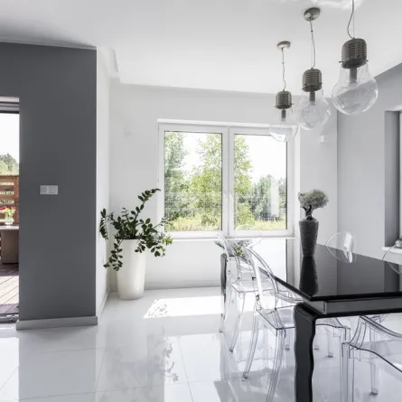 جاذبية الكراسي الأكريليك في الديكور "المودرن|