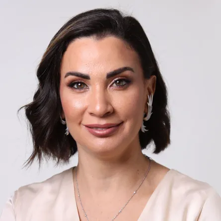 المصممة فرح يموت: كل قطعة لها رواية مسكوبة بالذهب