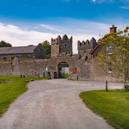 اكتسبت شهرتها بعد تصوير الأفلام فيها رحلة سياحية في استوديوهات الطبيعة