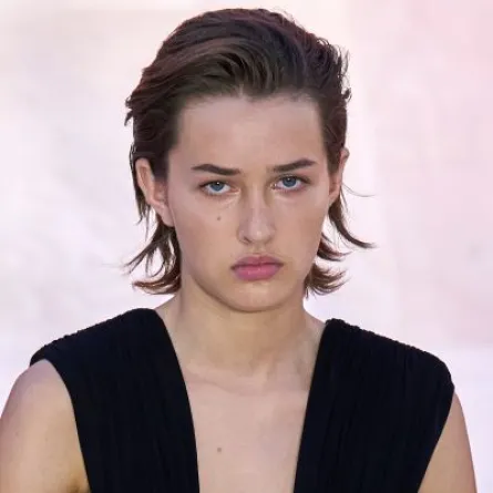 رسمة الحواجب القصيرة 