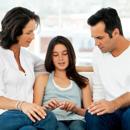 صورة لأسرة سعيدة مهتمة