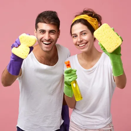 زوجان يقومان بأعمال المنزل