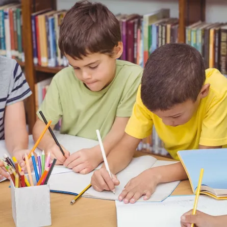 صورة لعدد من الأطفال بالدرسة