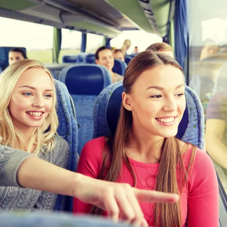 صديقتان تستقلان الباص في التنقل اليومي 