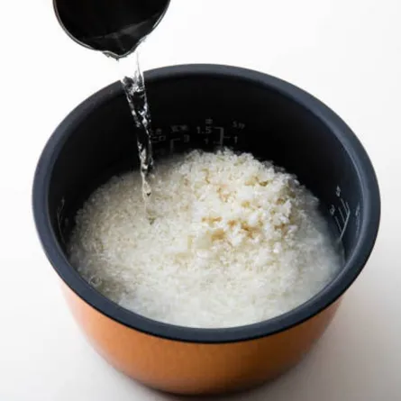 صورة لماء الأرز بعد سلقه