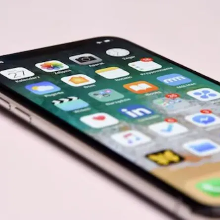 توقعات بإلغاء إطلاق هاتف "آيفون إس إي" للعام المقبل