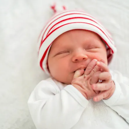 أسباب إفرازات العين عند حديثي الولادة وكيفية تنظيف العيون؟