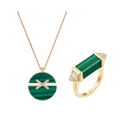 مجوهرات مرصعة بحجر الملاكيت الأخضر