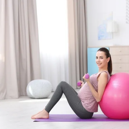 صورة لامرأة حامل تمارس الرياضة