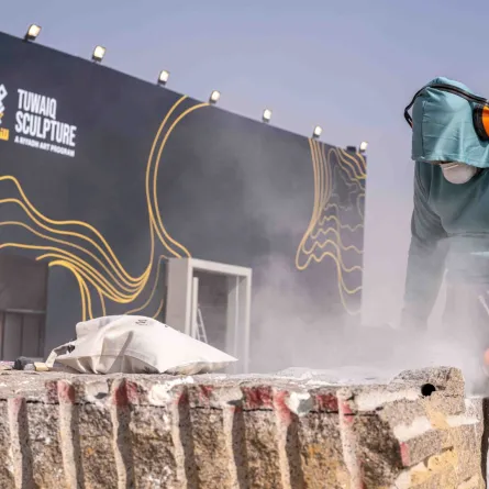 فنّانون ينطلقون في رحلتهم الإبداعية بالنحت الحي في الملتقى - الصورة من المركز الاعلامي للرياض ارت 