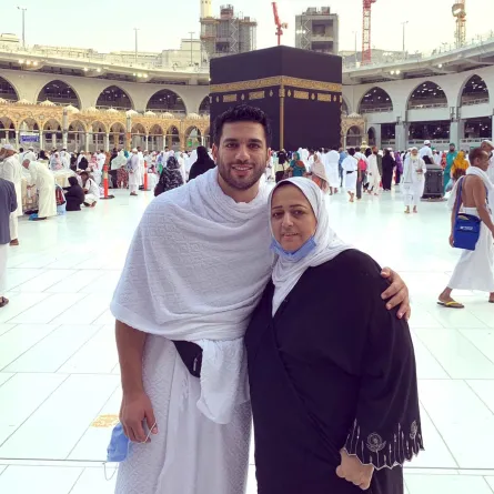 حسن الرداد ووالدته - الصورة من صفحته الرسمية على الفيس بوك