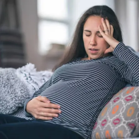 صورة لحامل تعاني من حموضة المعدة المزعجة