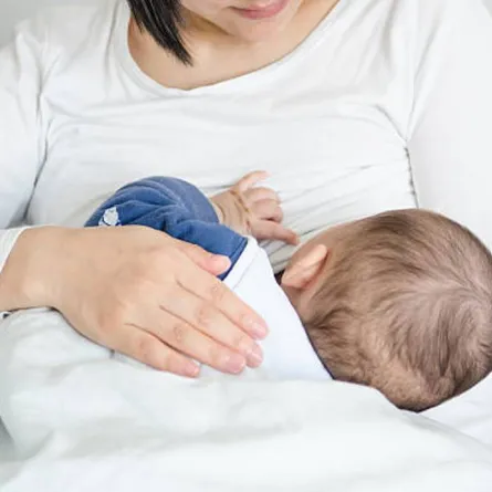 صورة لأم تحرص على الرضاعة الطبيعية