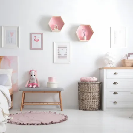 الزهري يطعم ديكورات الغرفة المؤثثة بقطع الأثاث حيادية اللون